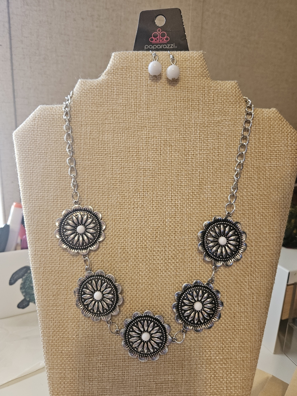 paparazzi Silver and White Floral Medallion Necklace